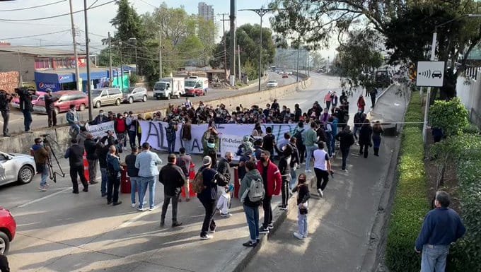 Bloquean la México-Toluca estudiantes y maestros del CIDE