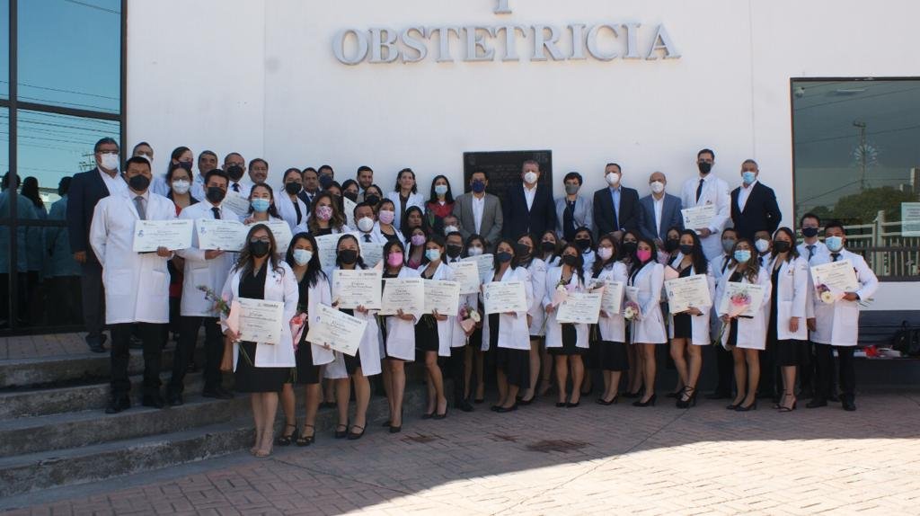 Se gradúan 36 médicos especialistas del Instituto Materno Infantil