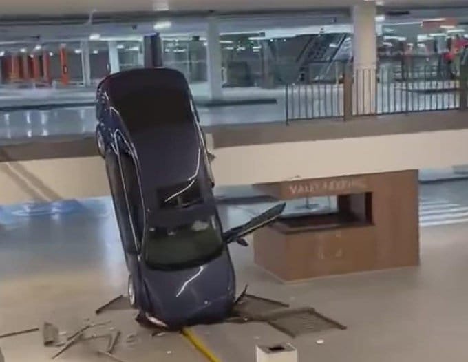 Sujeto ebrio cae con su auto desde primer piso en Town Square Metepec