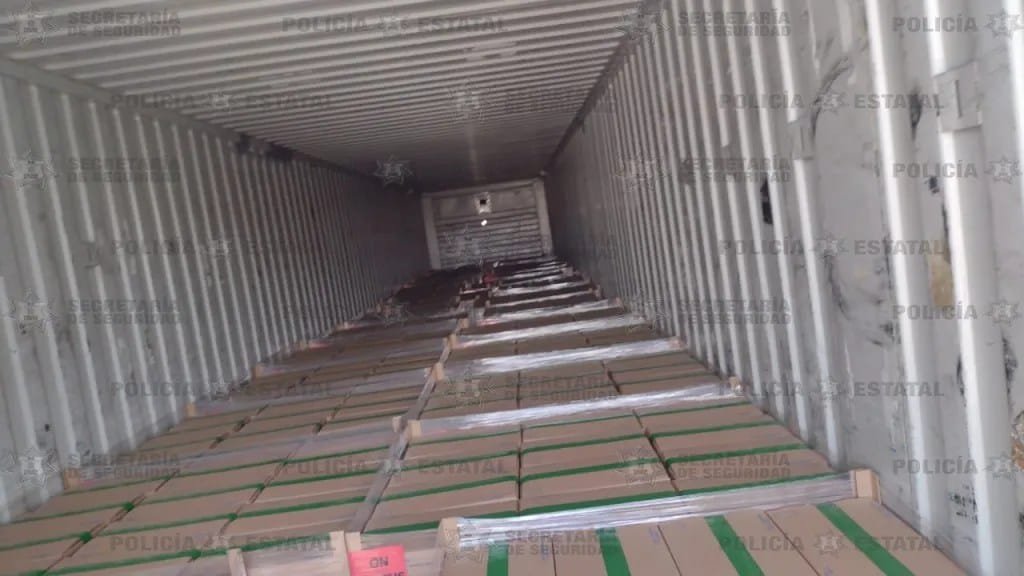 Localizan en Toluca caja de tráiler con material farmacéutico robado