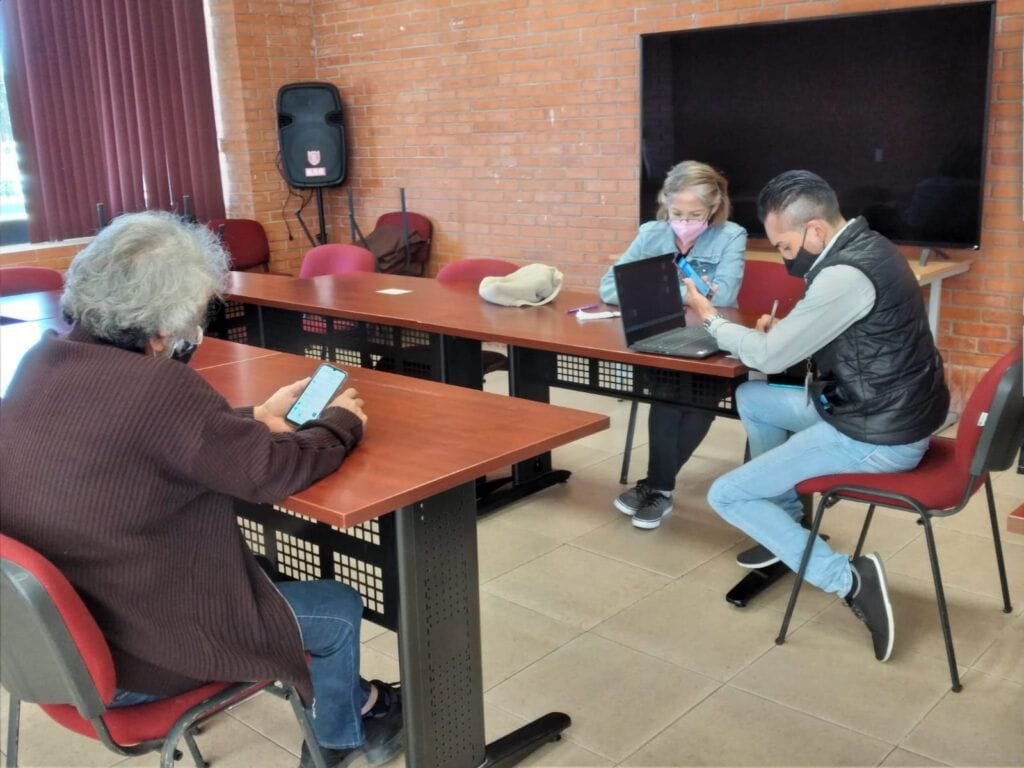 Taller de capacitación a adultos mayores en el «uso del celular»