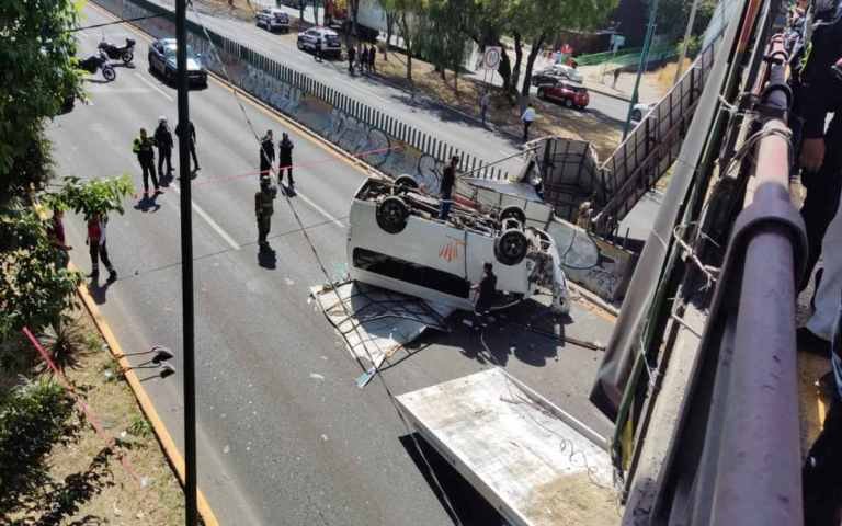 Cae combi de un puente en Tlalnepantla