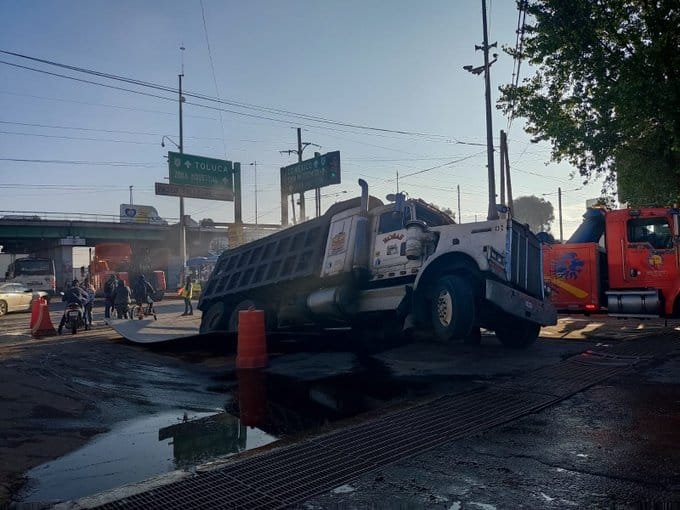 Camión de carga se hunde en pleno Paseo Tollocan