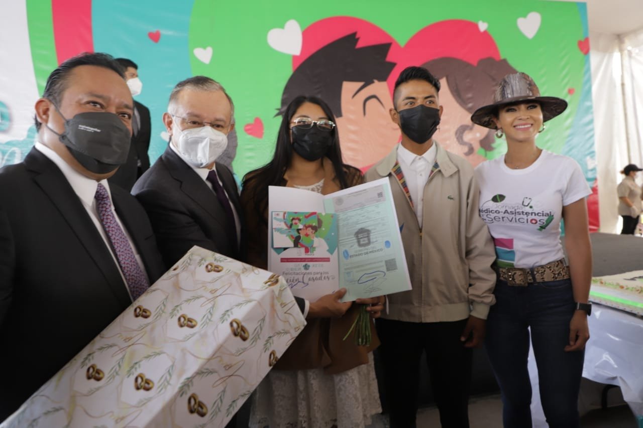 DIF Toluca organiza boda comunitaria para 180 parejas
