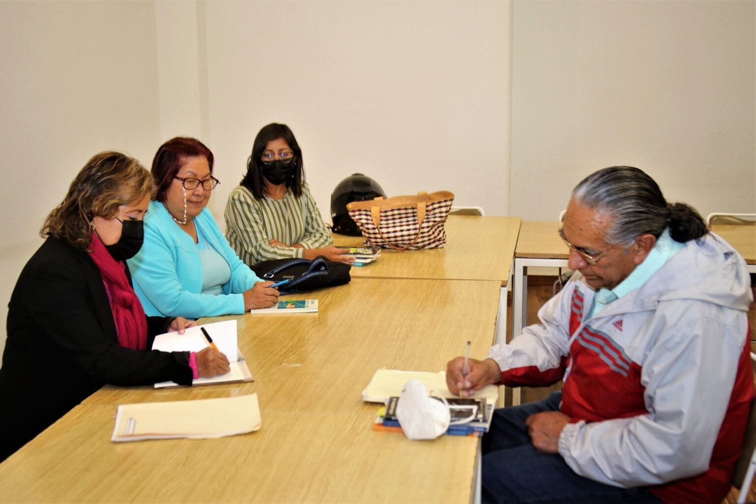 Continúa el taller literario «Guillermo Samperio» en biblioteca «Leona Vicario»