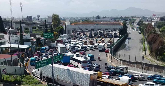 Transportistas realizan jornada de bloqueos en el Valle de México