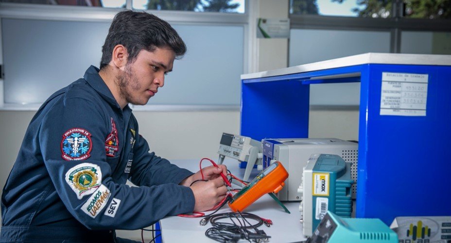 Acatzin Benítez Salgado, estudiante #UAEMéx participará en el Congreso Internacional de la Astronáutica