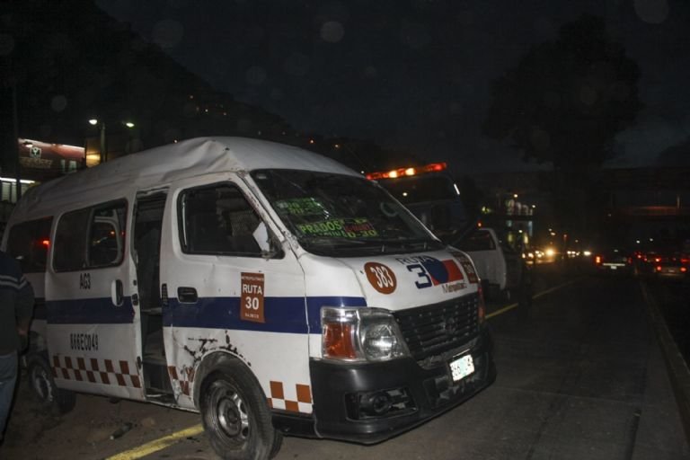 Ex militar ‘ajusticia’ a dos sujetos mientras asaltaban combi en Edoméx