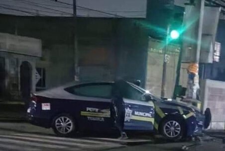 Patrulla de Toluca se estrella sola contra un poste