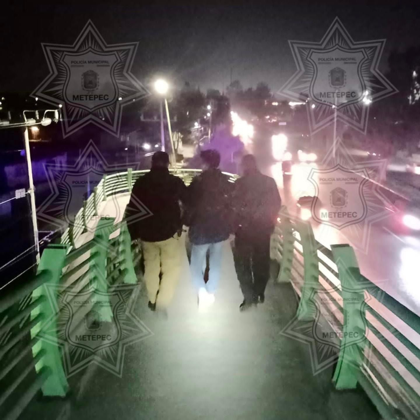 Policía de #Metepec evita suicidio de joven que se quería arrojar de un puente