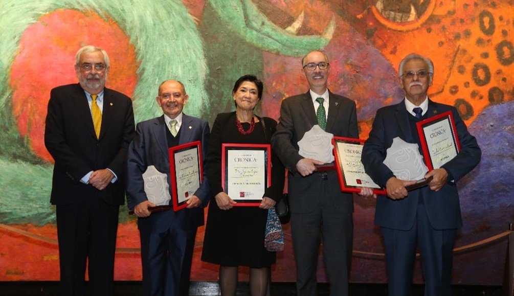 Recibe #UAEMéx el Premio Crónica 2022, en el rubro de Comunicación Pública 