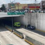Sujeto se lanza al paso de vehículos desde un puente en Paseo Tollocan, Toluca