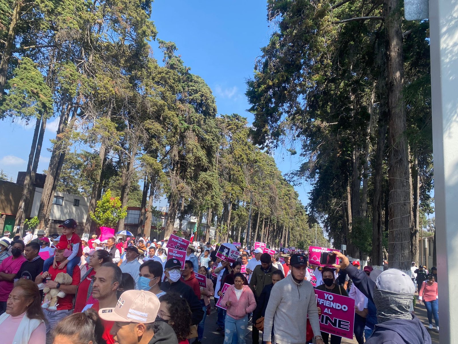 Marchan también en #Toluca en ‘defensa del INE’.
