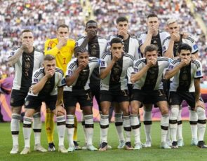 Alemania se queja que la FIFA los mandó callar; Neuer no sacó cinta LGBT