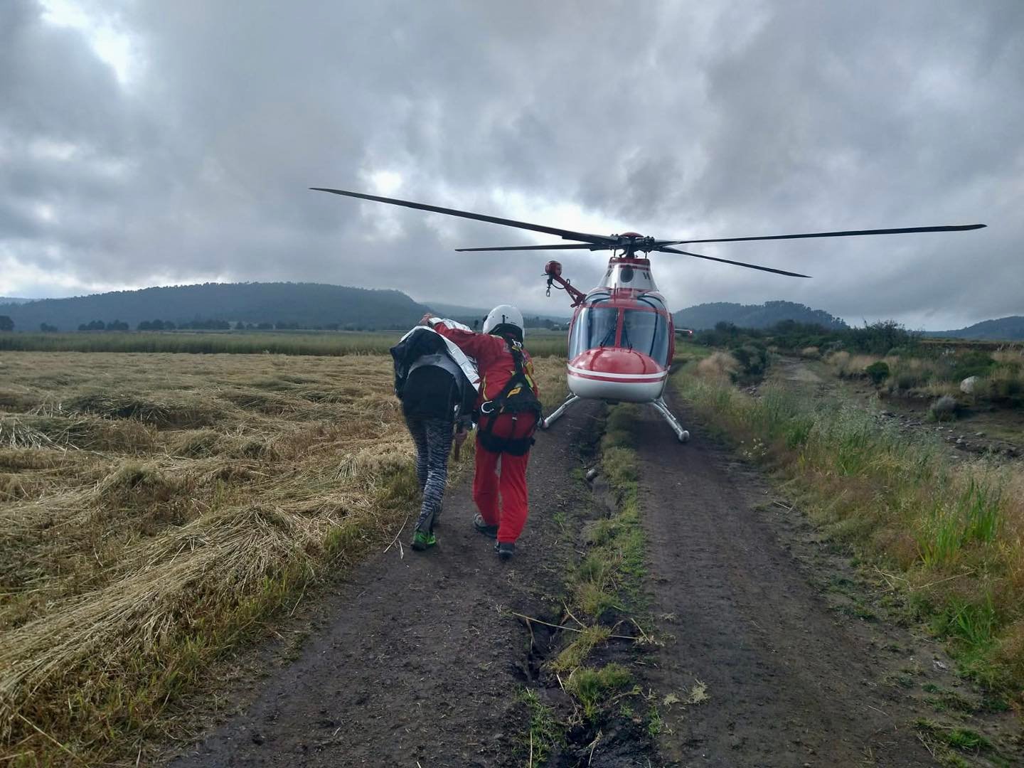 Rescatan en helicóptero a adulto mayor extraviado desde ayer en el Nevado de Toluca