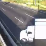 Así volcó camión de carga en la México-Toluca, provocando bloqueo. Video