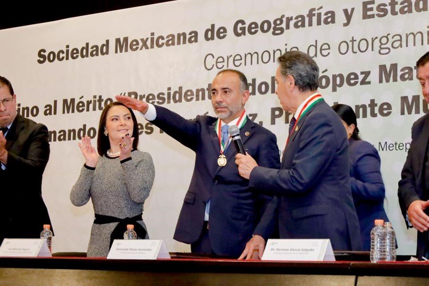 Alcalde de #Metepec recibió pergamino y Venera de Honor de la SOMEGEM