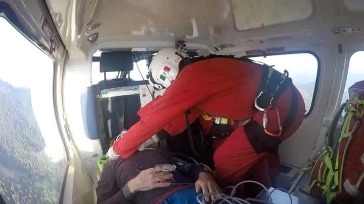 En helicóptero trasladan a parapentista accidentado en #Tejupilco