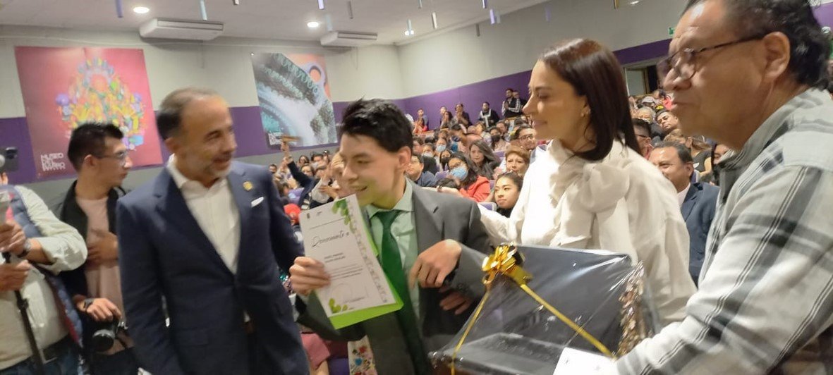 Ejemplos que brillan en #Metepec reciben el premio municipal de la juventud 