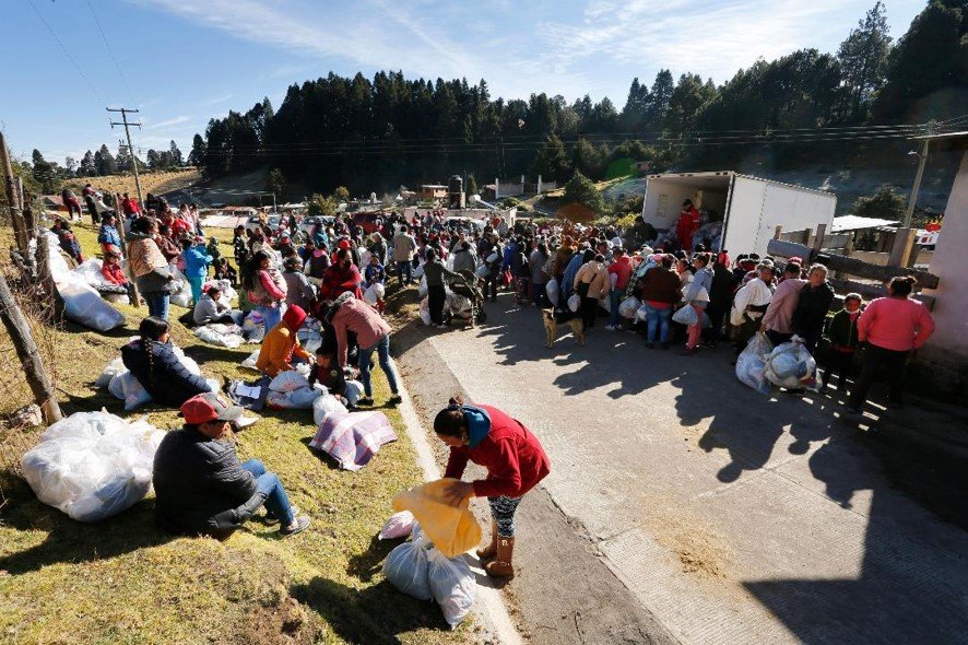 Poblaciones en las faldas del Xinantécatl reciben paquetes invernales donados por la comunidad #UAEMéx