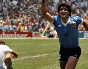 Cómo una playera barata de Tepito, terminó consagrada por Maradona, y vendida en 9.3 millones de dólares