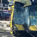 Autobús sin frenos arrolla varios postes y 9 autos en la México-Toluca