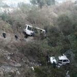 Así cayeron autobús y auto a barranca de #Naucalpan; varios muertos y heridos. Video