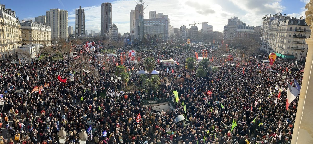 Macron reprime las masivas protestas contra su gobierno en Francia