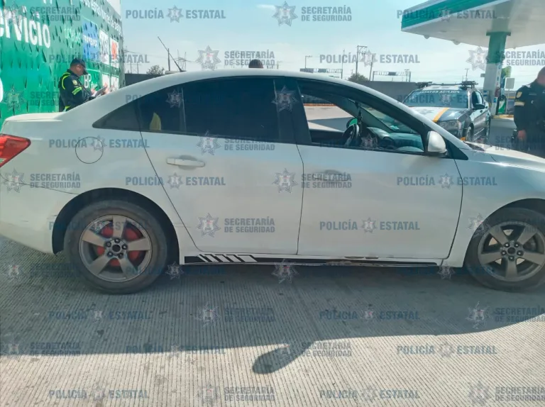 Alcanzan vehículo robado sobre la Toluca-Atlacomulco; tres jóvenes detenidos