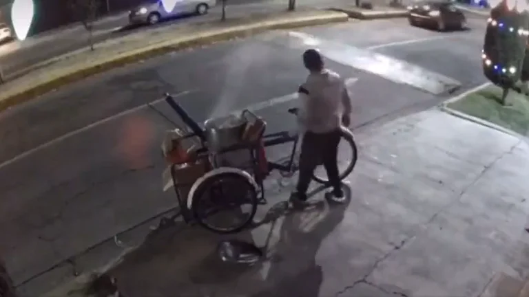 Nuevo caso de tamalero atropellado en Edoméx; buscan a camioneta. Video