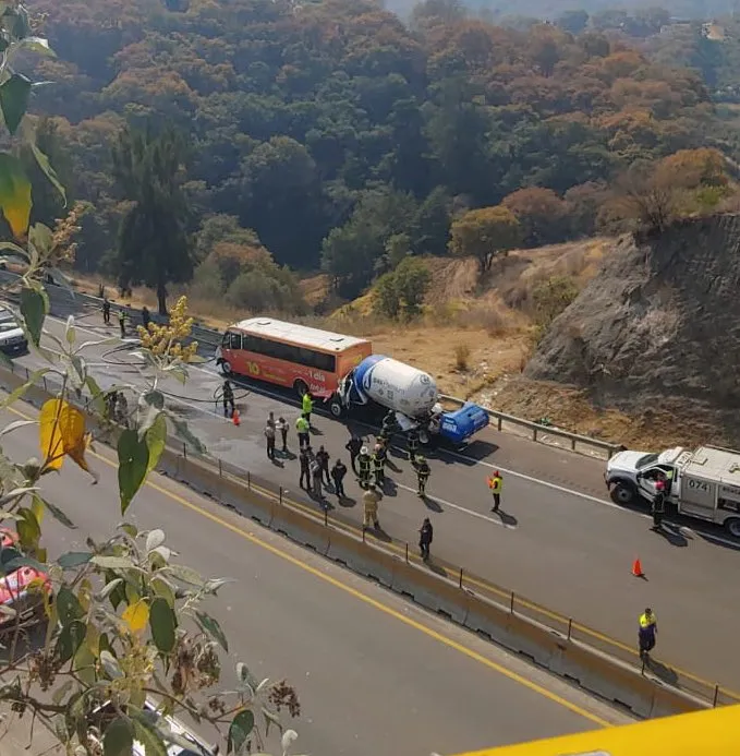 Pipa de gas se estrella con autobús en la Chamapa-Lechería; un muerto y varios heridos