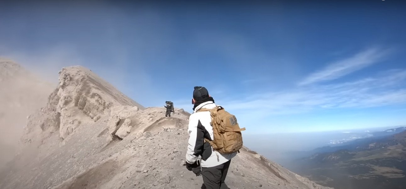 Investigan a youtuber que subió al cráter del ‘Popo’; posiblemente con apoyo de militares