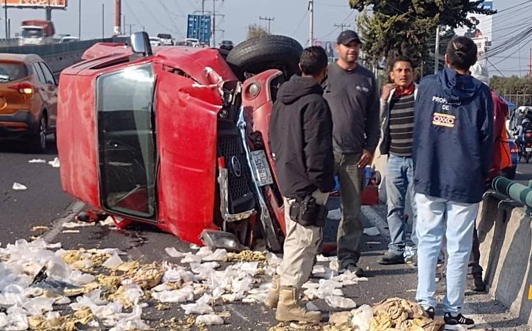 Volcadura de camioneta colapsa tránsito de Boulevard Aeropuerto de #Toluca