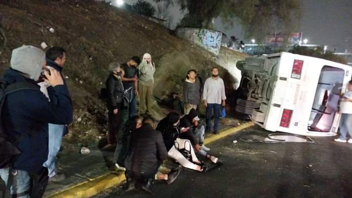 Volcadura de microbús en Cuautitlán Izcalli deja varios lesionados