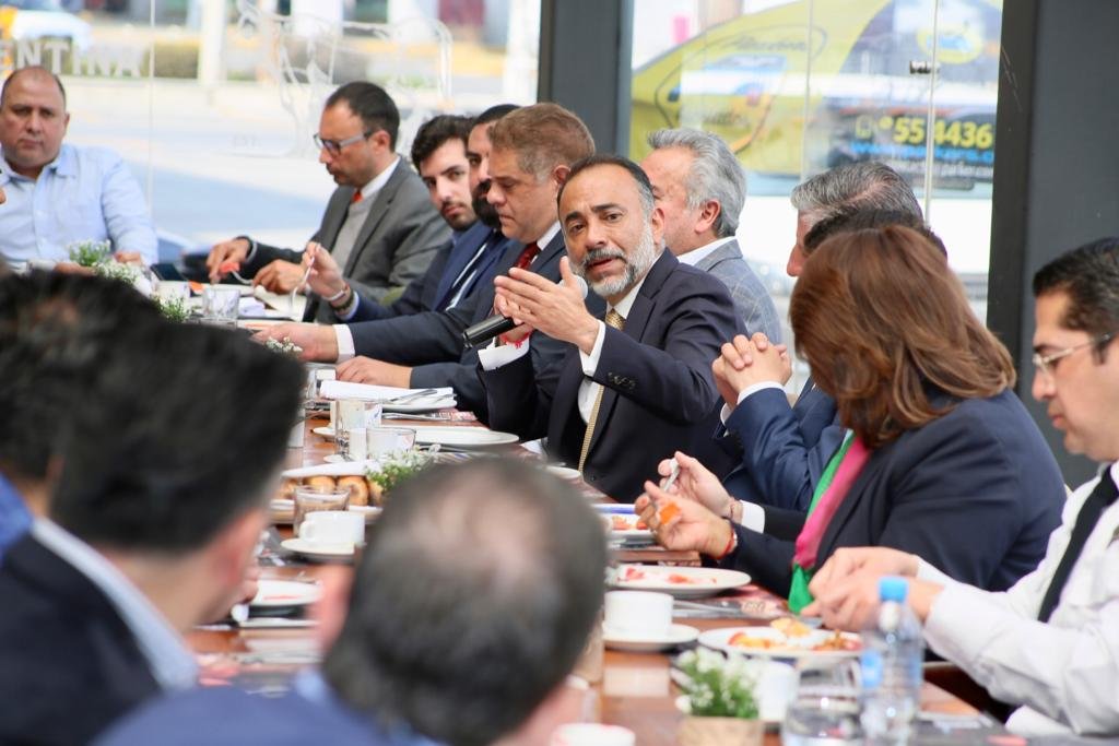 Fernando Flores sostiene encuentro con empresarios automotrices en #Metepec