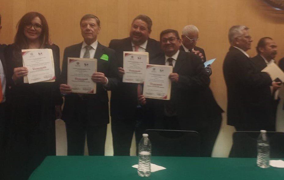 Reciben periodistas mexiquenses reconocimiento por trayectoria profesional