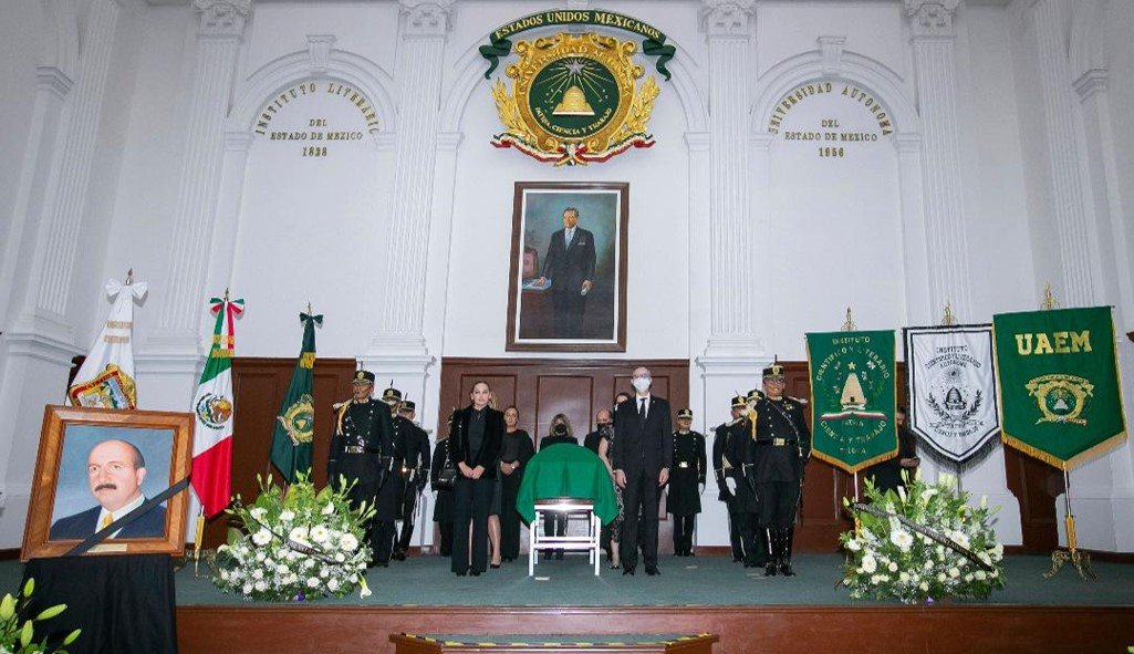 En el Aula Magna, #UAEMéx rinde homenaje de cuerpo presente a Rafael López Castañares