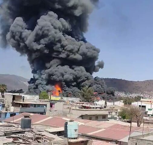Controlan fuerte incendio en fábrica de #Ecatepec