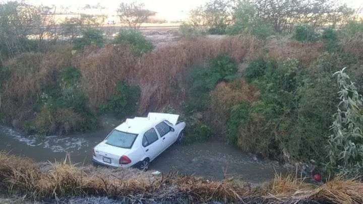 Vehículo cae a canal de aguas negras en #Capulhuac; un fallecido