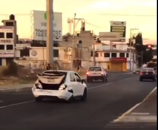 Sujeto choca en Las Torres de #Toluca, intenta huir, y choca a dos autos más. VIDEO