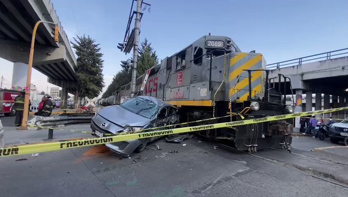 Mujer intenta ganarle el paso al tren en Tollocan y termina impactada