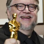 Pinocchio le da a Guillermo del Toro su tercer Óscar