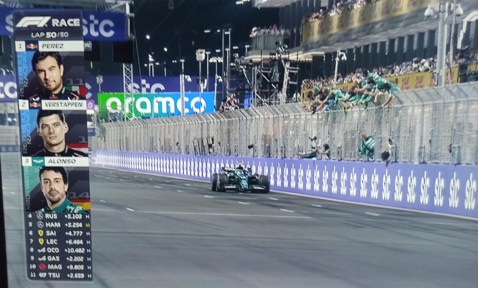 ‘Checo’ Pérez no dejó pasar a Verstappen, y gana el #GPArabiaSaudita