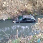 Conductor ebrio cae a canal de aguas negras en #Tlalnepantla