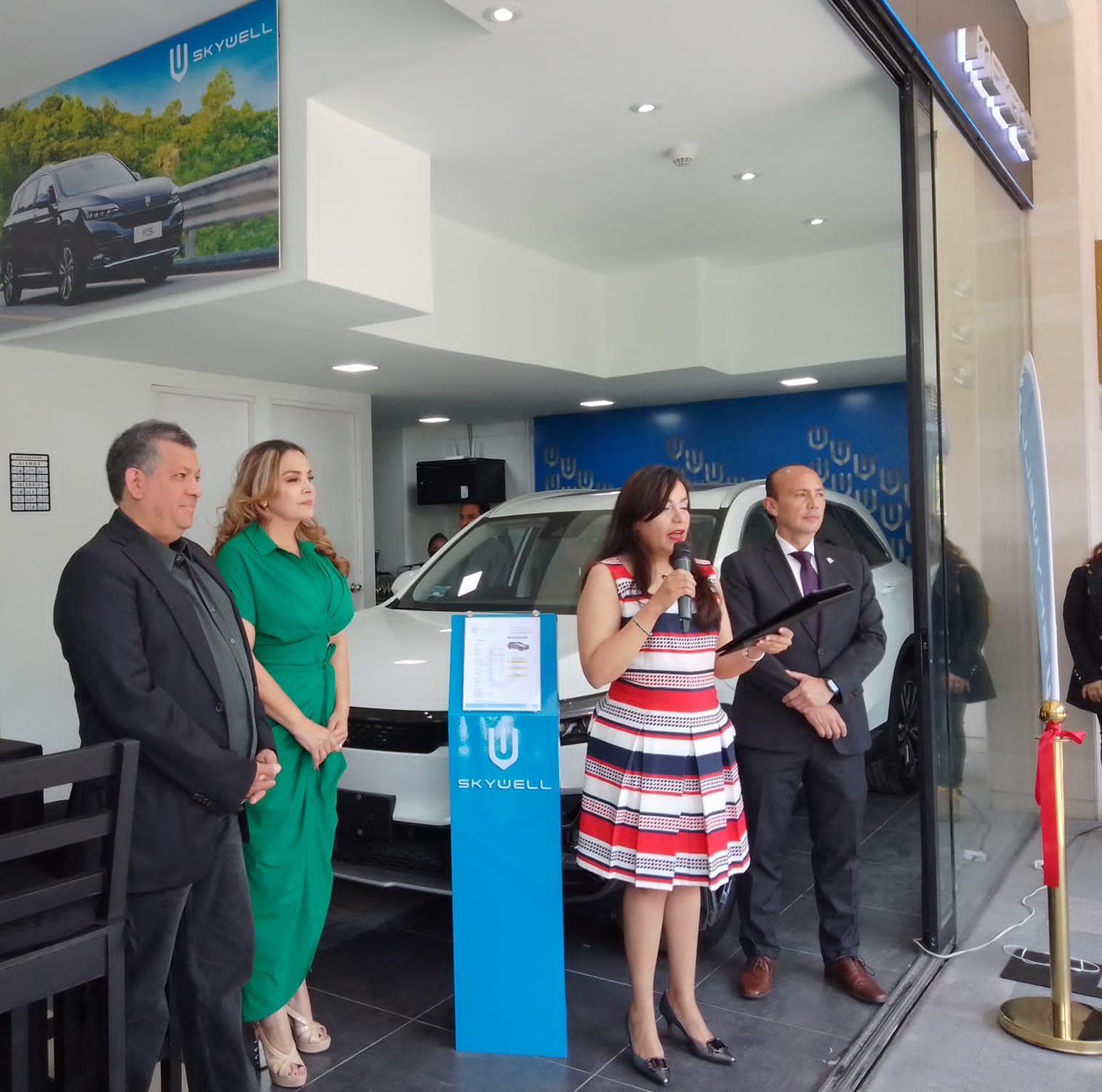 Inaugura Sky Well sala de exhibición de autos en Town Square Metepec