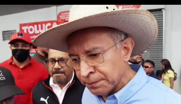 Brigadistas reparten documento editado por el comunicador social de la Presidencia de la República en Toluca