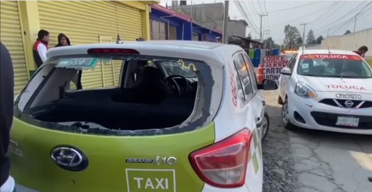 Trifulca entre taxistas y gaseros en #SanMateoAtenco deja un herido y taxis destrozados