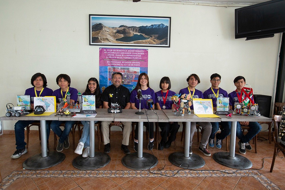 Estudiantes del municipio de Atlacomulco, por asistir al Campeonato Mundial de Robofest 2023