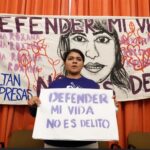 Roxana Ruiz Santiago, sentenciada a 6 años por homicidio en exceso de la legítima defensa tras matar a su presunto agresor sexual en Nezahualcóyotl, Estado de México, acompañada de su abogado Ángel Carrera y mujeres de la colectiva «Nos queremos vivas Neza», ofrecieron una conferencia de prensa en Cencos, en la que denunciaron que Roxana ha sido revestimiento y criminalizada, así como ha sufrido discriminación en el proceso de su apelación a la sentencia