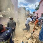 Un muerto y varios heridos tras desplomarse vivienda antigua en #Toluca